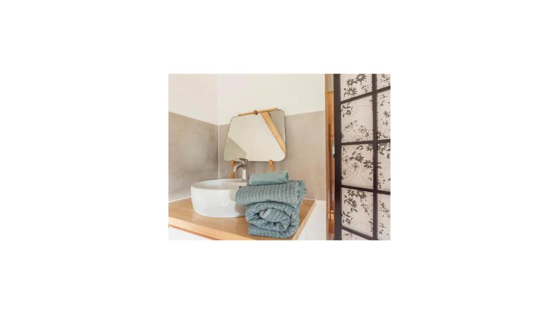 Chambre Triple Deluxe - Gite De La Louve Fougax-et-Barrineuf Exteriör bild